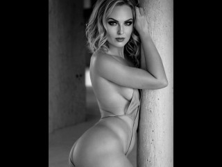 MeridiannS - Ich bin hier für dich und nur für dich. Die meisten Leute denken, ich bin ein bisschen verrückt, aber ich bin immer noch auf der Suche nach einer wahren Liebe hier. Ich kann eine intelligente Dame mit Manieren sein, ich kann deine kleine schmutzige Schlampe sein. Es hängt alles von dir ab, meine Lie